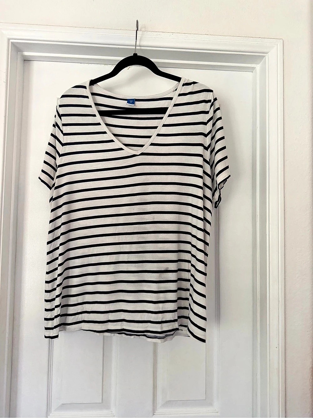 Old Navy Soft-Washed Striped V-Neck Tee White & Black